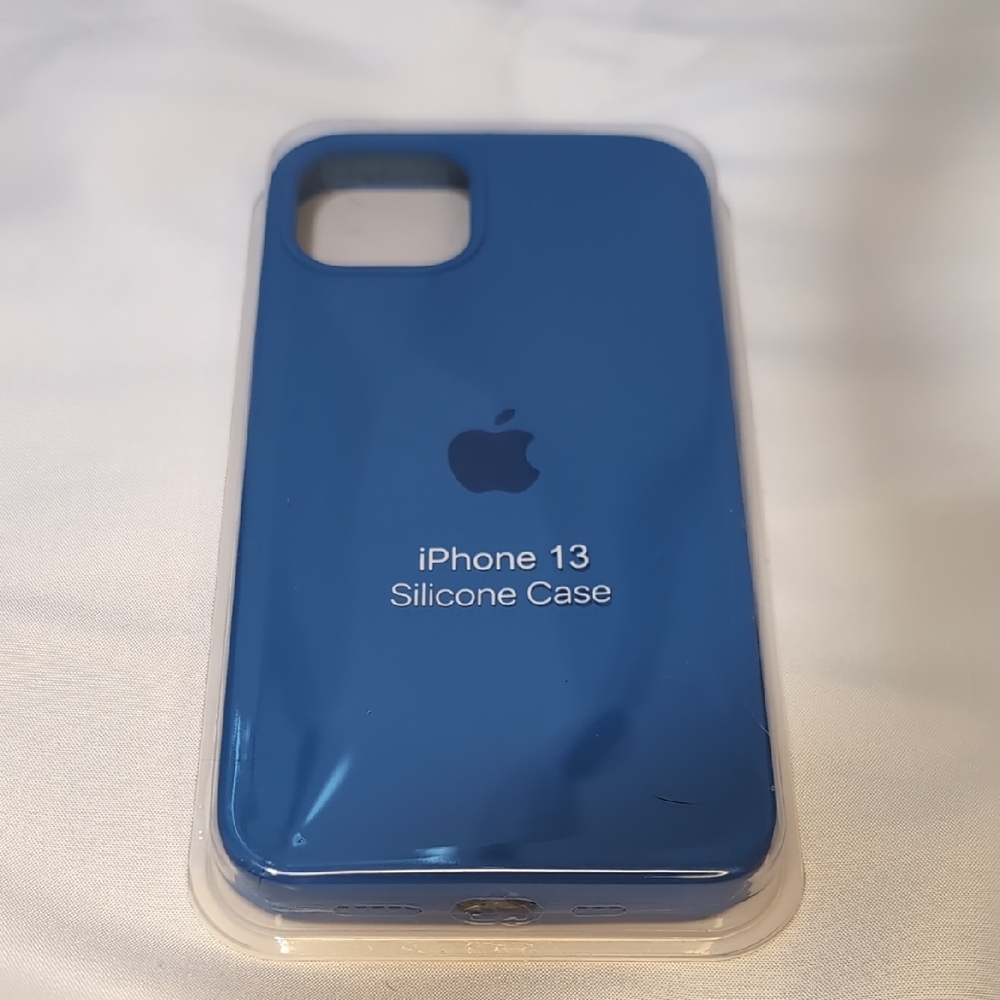 Apple iPhone 13 Silicone Cover - Deep Blue